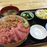 41456109 - 二色丼　きゅうりはぬか漬け