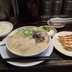 元祖 名島亭 - ラー博は俺の社員食堂。  平日ラソチ限定、ギョウザ定食！  築炉釜出しとんこつラーメソに、ザーギョー4つとごはんが付いた、ボリュームプリタツの定食。おトクですね☆