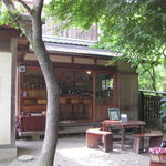 山辺の道 花もり - 木陰のテーブル席が3つと店内カウンターがあります♪