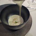 ドミニク・ブシェ トーキョー - リコッタチーズを使ったブルーテソースの冷製白舞茸ポタージュスープ。