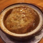 レストラン 三味 - オニオングラタンスープ1100円