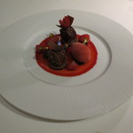 ドミニク・ブシェ トーキョー - ビターテイストのキャラメルチョコレートと甘酸っぱい木苺のアイスとソース