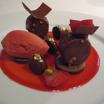 ドミニク・ブシェ トーキョー - ビターテイストのキャラメルチョコレートと甘酸っぱい木苺のアイスとソース