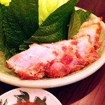 フィー フィー - 豚をレタスとゴマの葉で包んでいただきます。