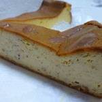 チーズケーキ CAFE MAGY - こちらはアーモンド入り