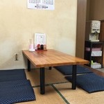 叶屋 - 小上がりのテーブル　畳はだいぶ年季が入ってますよ