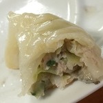 叶屋 - 餃子の餡　もちもちで箸で切れなかったので失礼
