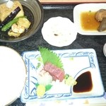 味わい処 笑楽 - 真ん中は山芋のとろろ。