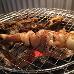炭火焼肉ホルモン 徳臓 - 2015.8. イカを炙って