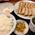 Tenhou - 餃子定食、650円税込ですが、サービスデーでは460円税込で頂けます