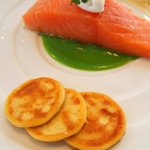 レストラン タテル ヨシノ 銀座 - メイン：軽くスモークしたサーモンミーュイ　ステラマリス風