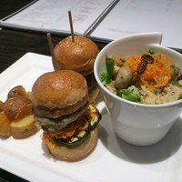 ケンゾーエステイトワイナリー 六本木ヒルズ店 - 半バーガー（全体）