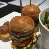 ケンゾーエステイトワイナリー 六本木ヒルズ店 - 半バーガー（アップ）