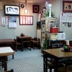 旭食堂 - 清潔な店内