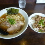 一本義 - 中華そばしょうゆ味、限定細麺仕様とチャーシュー丼