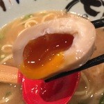 七志 とんこつ編 - 味玉。黄身がトロットロで味も秀逸‼︎