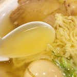 らーめん竹三 - 澄んだ塩スープ。主役は麺。これがいいんです！