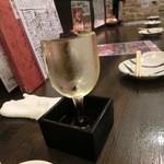 あぷちゃ - ＜2015年8月・再々訪＞白ワインもなみなみと。エビのアヒージョと共に