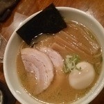 ヌードルズ - 味玉ラーメン。めんまが特徴的でチャーシューも美味。