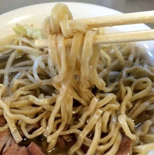 ラーメン北郎 - 油がすごくて、スープの味が感じられん。
よくまぜまぜして味がなじみました。
麺は食べごたえある太麺！にんにくもINしてさらに美味しくなった～。