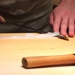 すし家 - イカを三枚に下ろして、一番おいしい真ん中のところだけ、使います