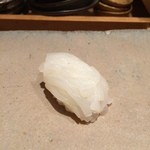 すし家 - イカの三枚おろしの最終形。細切りにして握ります