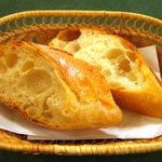 トラットリア ナトゥーラ - セット（メイン＋1200円）に付くパン