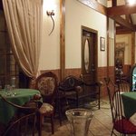 トラットリア ナトゥーラ - 夜の店内はこんな感じ