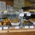 純手打 鳥越うどん・愛 - おにぎり２個（８０円）、天ぷら各種