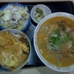 中国料理 絹路 - ラーメンセットハーフ　①角煮丼、ラーメン、サラダ、漬物