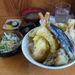 本田 - 天丼定食（８００円）。海老のしっぽに隠れていますが、茶碗蒸しもつきます