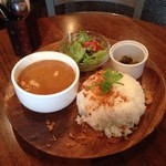 グリーンエイミーカフェ - 本日のアジアンカレー。オリジナルスパイスにミニトマト、チキン、玉葱が入っていて、じわじわ辛さがきますw 680円。ご馳走さまでした。2種盛りは切れていて残念。