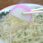 武蔵屋食堂 - 麺は修行中  まずはかまぼこ持ち上げ!щ(゜▽゜щ)