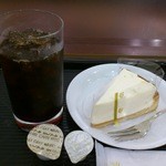 カフェベローチェ - アイスコーヒーとレアチーズタルトです。(2015年8月)