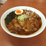 岡田屋製麺所 - 特製ラーメンはカレー味の豚ロースと平打ち麺がとても良い相性で美味しかったです
             店員さんはとても感じが良く 気持ちがいい店でした 今度は つけ麺とかざる蕎麦もあるので大変気になってまた行こうーと（笑）