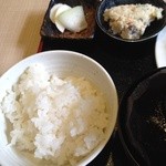 Hakkai Shokudou - 定食の小鉢、お新香、ご飯。