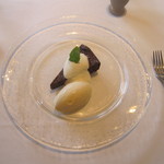 クラリタ ダ マリッティマ - クラッシックなチョコレートケーキとバニラのジェラート