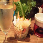 クイーン オブ チキンズ 新橋本店 - お通しのバーニャカウダー