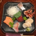 はまや - 料理写真:刺身の盛り合わせ
鮪の赤身、真鯛、縞鯵、サーモン、帆立貝柱、甘海老