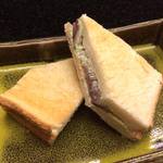 Rakuzan - 9月のおすすめ　秋刀魚のサンドイッチ：酢で〆た秋刀魚をトーストしたパンに山葵とマヨネーズを塗って挟んであります。
      ワインやビールのおつまみにどうぞ。
