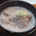 高麗参鶏湯 - 熱々参鶏湯！一人前たっぷり◎