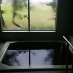 ホテル古志 - お風呂です。窓の向こうには日本海があります。