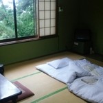 ホテル古志 - 部屋には布団が敷いてありました。