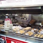 洪記豆漿大王 - 夜、店員はおばちゃんひとりでした。出来上がってる物でも、後ろの調理場で温めてくれる場合あり。