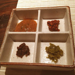 産直和食 とら - 生山椒、生柚子胡椒、生梅七味、梅大葉味噌の薬味でいただきます。