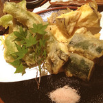 産直和食 とら - 天ぷら盛り合わせ。特にズッキーニが絶品！