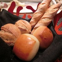 ラトリエ ドゥ ジョエル・ロブション - ランチコース 4620円 の硬いパン山盛り