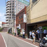 JR延岡駅近く、チキン南蛮の元祖「直ちゃん」。平日の閑散とした通り、ここだけに行列が出来てます！