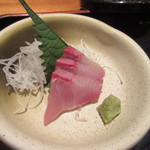Tairyou Houshi - 定食には刺身も付いてきました、先ずはこれで白御飯をパクリ。
                        