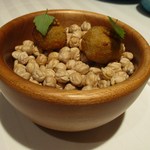 アミューズ・ブッシュ（豚脂のコロッケ）と緑色のオリーブ（右側）